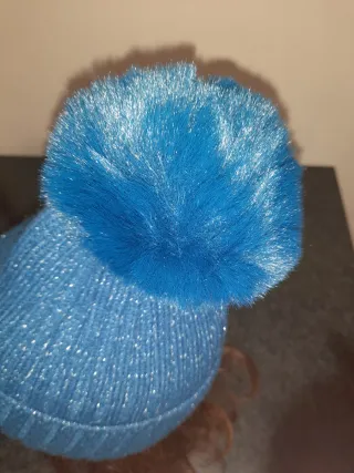 Cappello invernale blu con pon pon