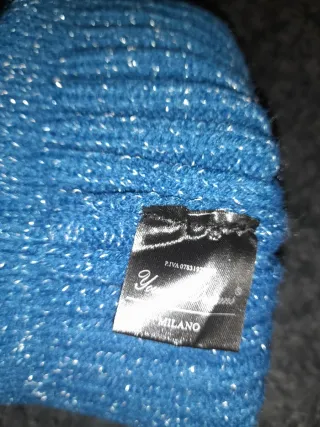 Cappello invernale blu con pon pon