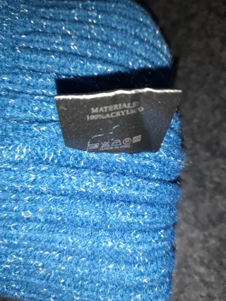 Cappello invernale blu con pon pon