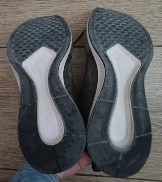 Zapatillas Nike Verdes y Blancas. N°40