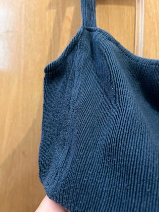 Crop top de tirantes azul marino con textura