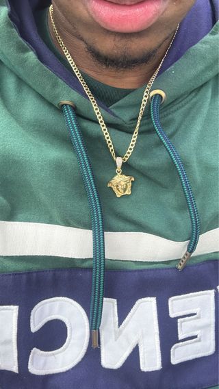 Cadena de oro con colgante Medusa