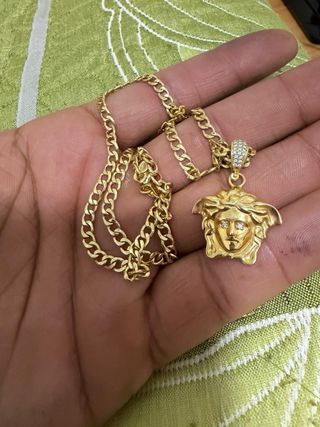 Cadena de oro con colgante Medusa