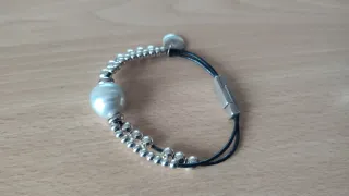 Pulsera negra bolas Zamak y perla