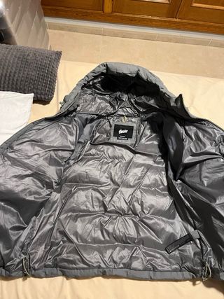 Chaqueta gris con capucha