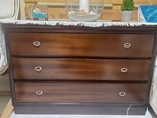 Cómoda de madera marrón
