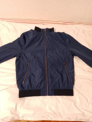 Cortavientos vintage azul y negro