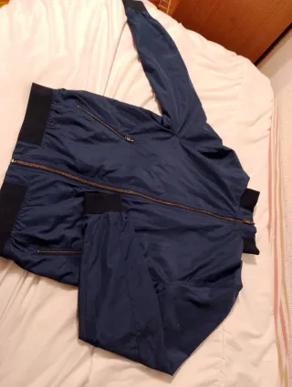 Cortavientos vintage azul y negro