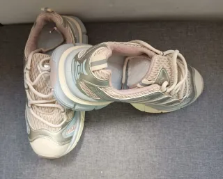 Zapatillas deportivas beige, plateadas y rosa