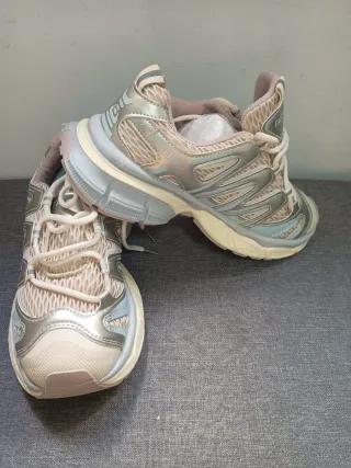 Zapatillas deportivas beige, plateadas y rosa