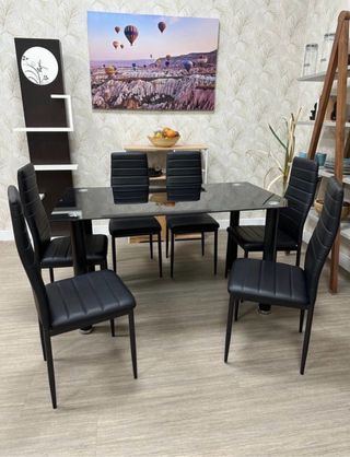 Mesa de comedor con sillas negra