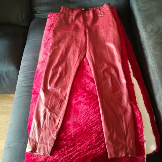 Pantalones rojos efecto piel