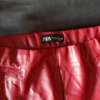 Pantalones rojos efecto piel