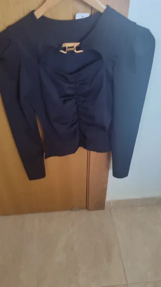 Camisa Lycra Negra con Detalle Dorado