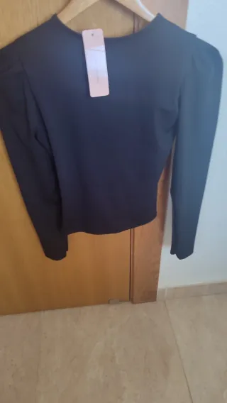 Camisa Lycra Negra con Detalle Dorado