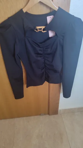 Camisa Lycra Negra con Detalle Dorado