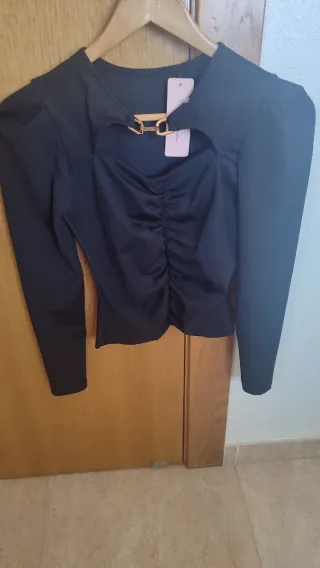 Camisa Lycra Negra con Detalle Dorado