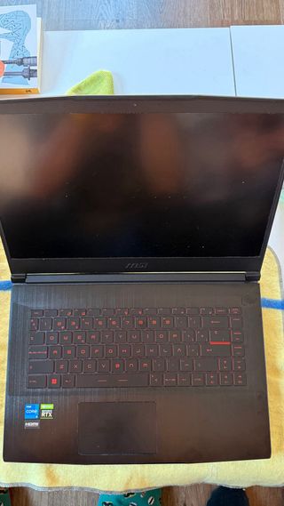 Portátil MSI Negro y Rojo