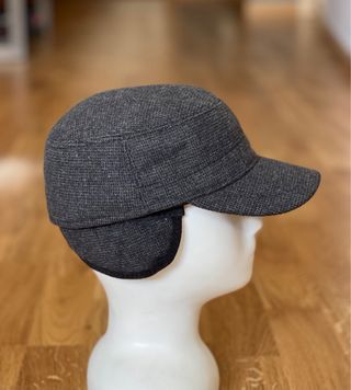 Gorra con orejeras gris y negra