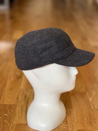 Gorra con orejeras gris y negra
