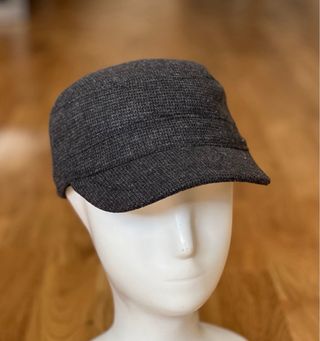 Gorra con orejeras gris y negra