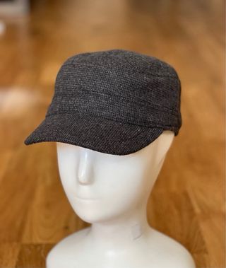 Gorra con orejeras gris y negra