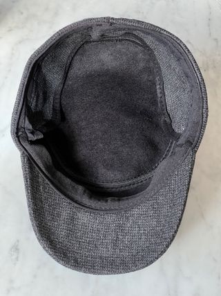 Gorra con orejeras gris y negra
