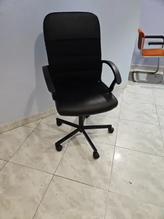 Silla de oficina negra