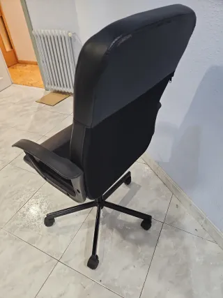 Silla de oficina negra