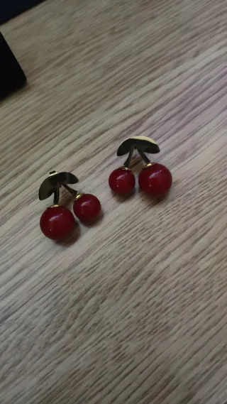 Pendientes de cereza dorados y rojos