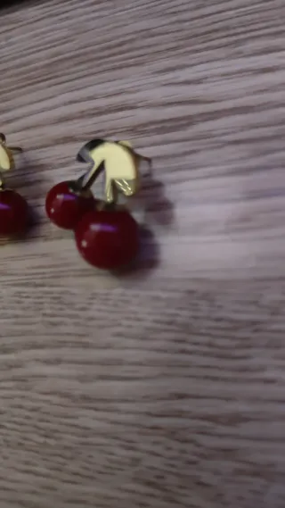 Pendientes de cereza dorados y rojos