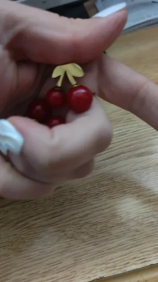 Pendientes de cereza dorados y rojos