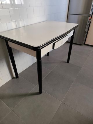 Mesa extensible blanca y negra