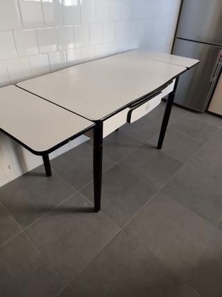 Mesa extensible blanca y negra