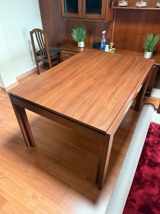 Mesa de comedor de madera