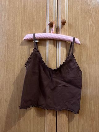 Top marrón con volantes