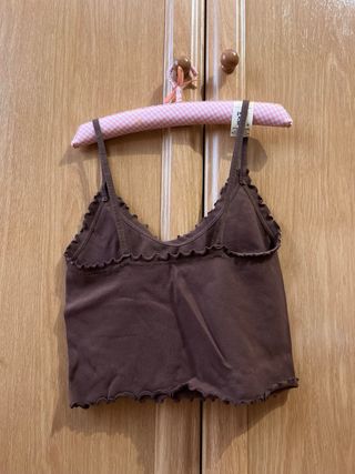 Top marrón con volantes