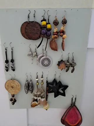 Pendientes artesanales variados.