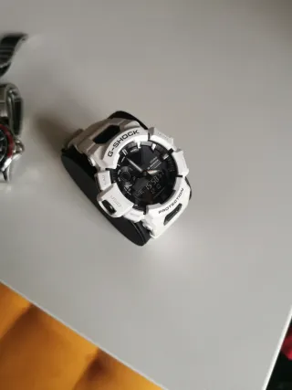 Reloj G-Shock Blanco y Negro