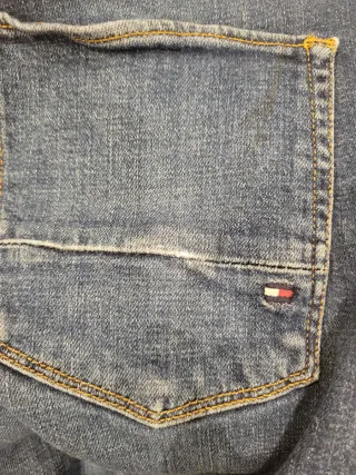 Pantalón vaquero Tommy Hilfiger azul. Talla 33/34