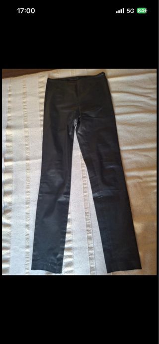 Pantalón efecto piel negro