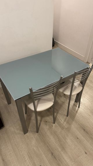 Mesa comedor extensible con dos sillas