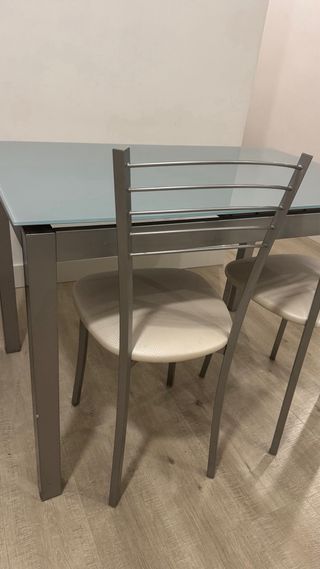 Mesa comedor extensible con dos sillas
