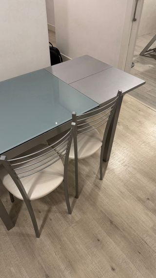 Mesa comedor extensible con dos sillas