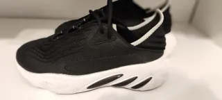 Zapatillas Adidas Negras y Blancas