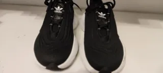 Zapatillas Adidas Negras y Blancas