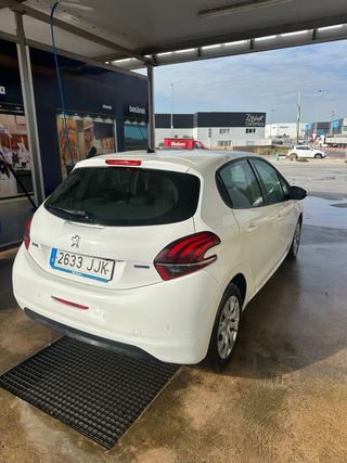 Peugeot 208 2016