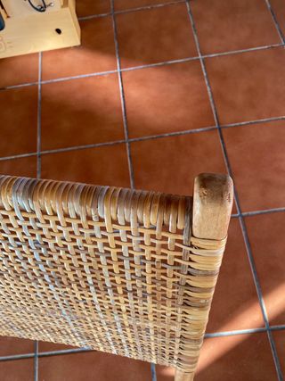 Butaca de madera y ratán.