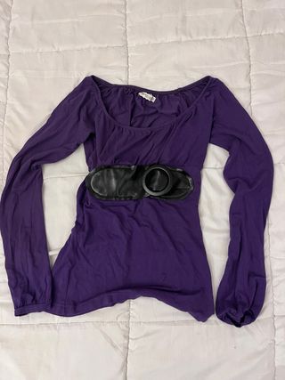 Camiseta morada manga larga con cinturón