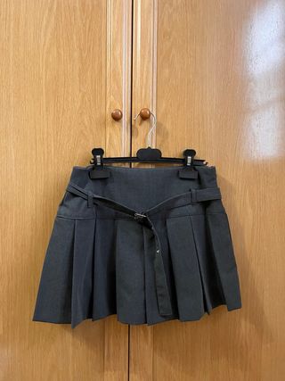 Falda gris de tablas con cinturón